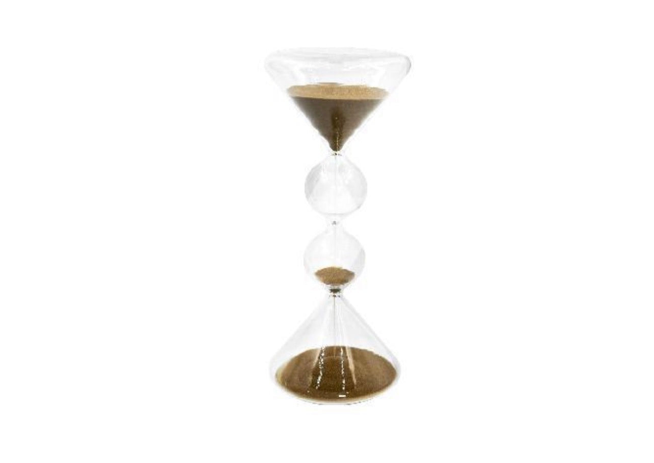 reloj de arena con arena dorada