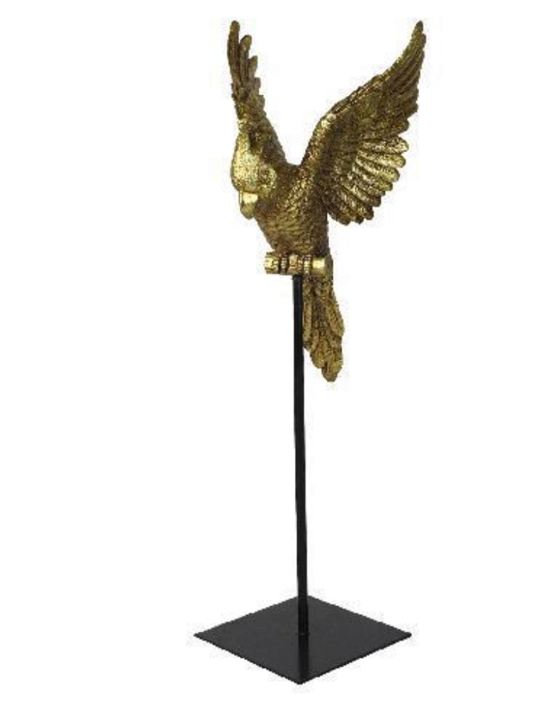 ESCULTURA DECORATIVA LORO EN VUELO DE RESINA EN BASE METÁLICA