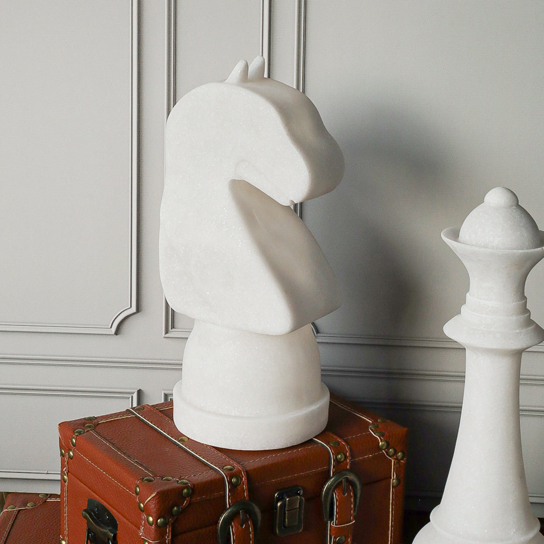 Pieza Decorativa de Ajedrez, Caballo en Resina Acabado Blanco