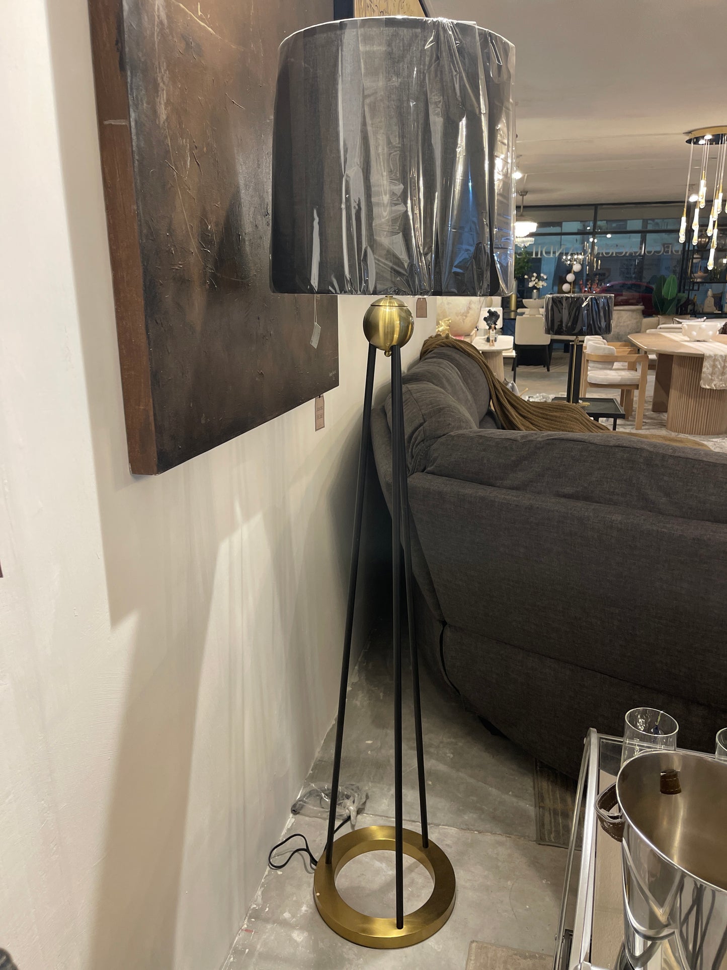lámpara piso negra, dorado
