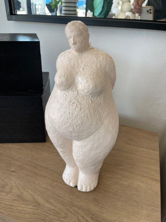 ESCULTURA DE MUJER ABSTRACTA