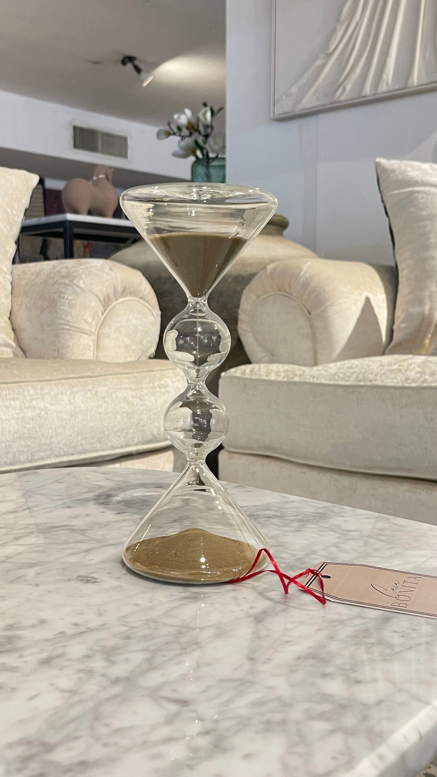 Reloj de vidrio con arena dorada