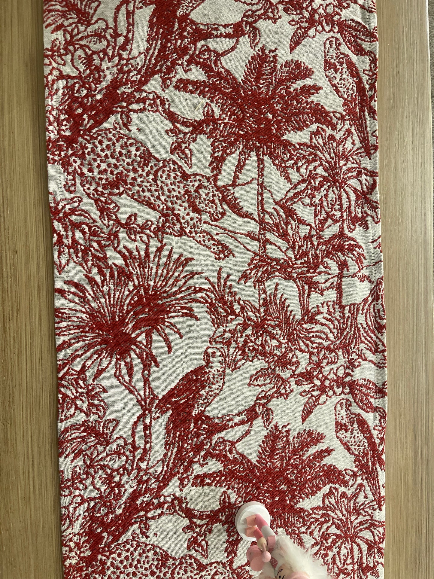 camino print rojo